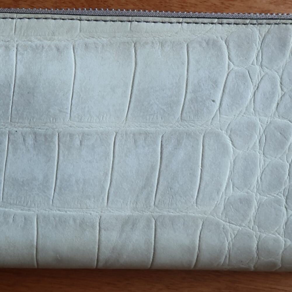 TUMI white Embossed Leather Zip-Around Large Wallet 12 Credit Card Slots GUC - Picture 4 of 11